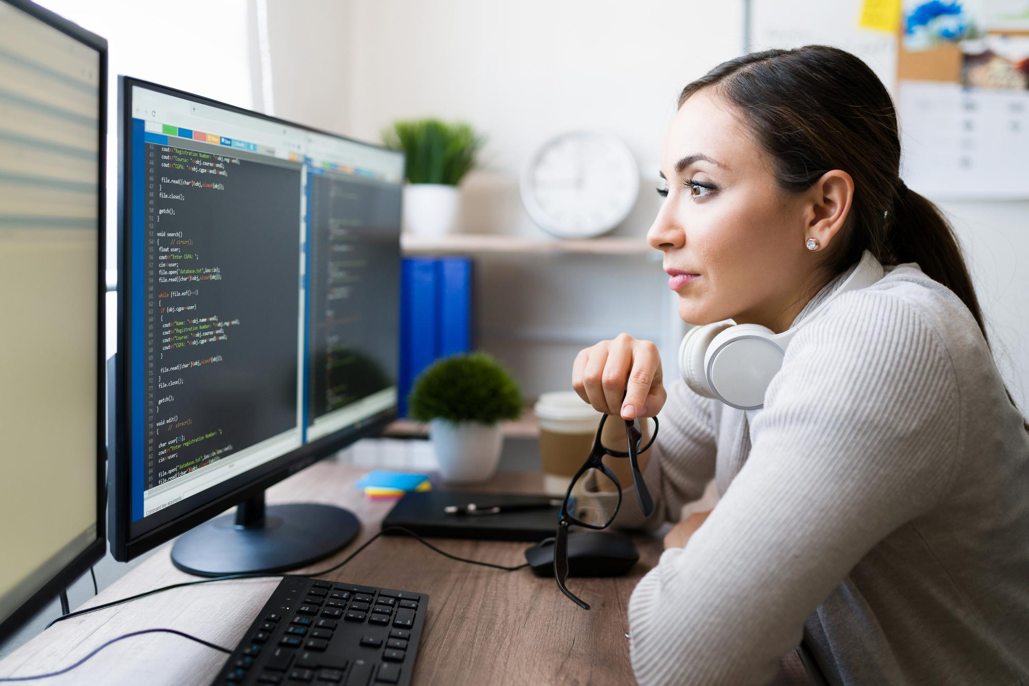 Developer trabalhando em um computador